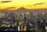 日が落ちる富士山（奥）と東京都心の高層ビル群＝２０２５年１１月撮影（ＡＦＰ時事）