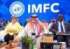 ４月の国際通貨金融委員会（ＩＭＦＣ）全体会合で司会進行するサウジアラビアのアルジャダーン財務相（中央）＝４月１７日、米ワシントン（ＥＰＡ時事）