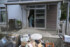 床上浸水した家の片付けをする馬橋地区の住民女性＝１９日、千葉県酒々井町