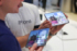 米ニューヨークのアップル直営店で、発売に合わせて展示された新型「iPhone(アイフォーン)デュオ」=23日(EPA時事)