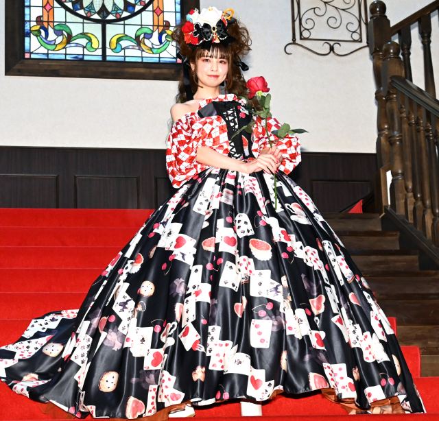 ど派手なドレス姿で登場した春奈るな (C)ORICON NewS inc.