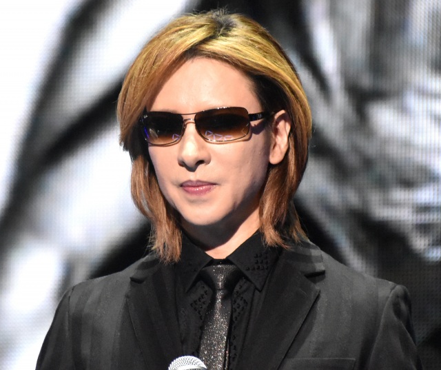 SNSで新ヘアスタイルを披露したYOSHIKI