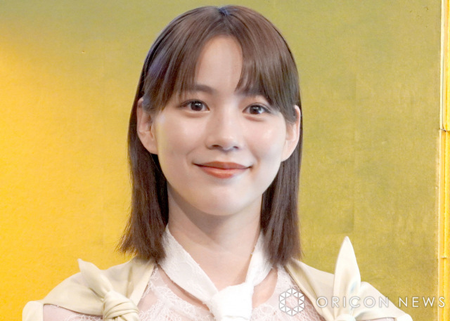 のんが“印象ガラリ”、赤髪×舌出しのロックな新ビジュアルに反響「カッコいい!クール!」「イカしてるゼ!」 | mixiニュース