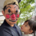 アンパンマンになって幼稚園のお見送りするパパ、それを見つめる娘さん