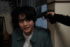 銃口を突きつけられ、汗だくでおびえる寛治（鈴鹿央士）＝映画『藁にもすがる獣たち』（9月25日公開）©曽根圭介／講談社　©2026「藁にもすがる獣たち」製作委員会
