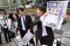 JR新橋駅前のSL広場で号外を配布したトリオ・ザ・捜一（C）テレビ朝日