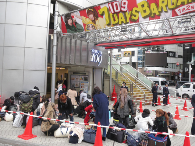 渋谷109の初売りに2000人行列