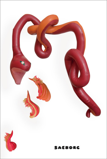 ラバースーツを作品化するサエボーグが新作発表 岡本太郎記念館に"火ぐるみ"展示