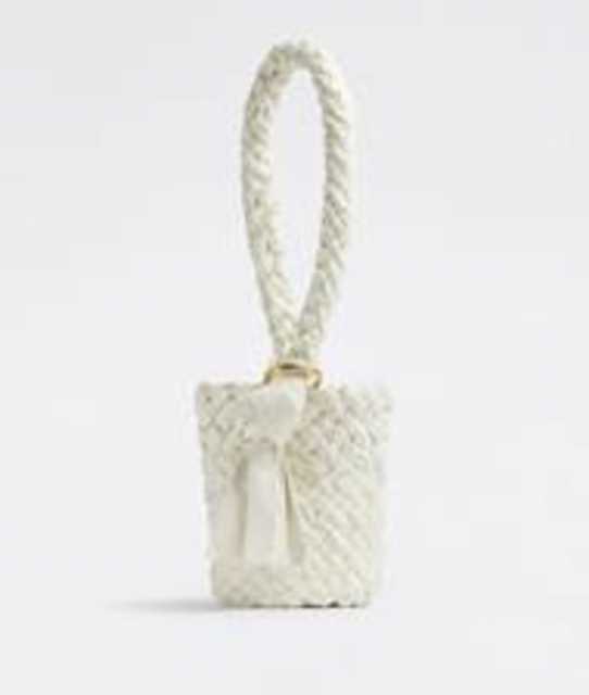 <br /> カリメロ バケット バッグ(税込87万4500円)<br /><br /> Image by: BOTTEGA VENETA<br />