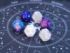 2025年8月、太陽は水星を伴って、主に獅子座を運行。明るく陽気で、キラキラとした日々が待ち受けています。また情熱とパワーを司る星・火星がよい角度でバックアップしていますから、サマーレジャーを存分に楽しめるはず。普段はできないことにチャレンジするのもいいでしょう。また8月は家族のためにお金を使う場面が増えそう。その時の気分で使う金額が増減するのも困ったところ。使うならば「何に、いくら」をはっきり意識することが金運を守ってくれるでしょう。※サムネイル画像