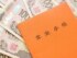 働きながら年金を受け取る人は増えていますが、給与と年金の合計額によっては年金が減額されることがあります。65歳以降も働く人が知っておきたい「在職老齢年金」の仕組みを解説します。