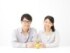 定年退職後に加入する健康保険は、その後の働き方によって変わります。継続雇用や再就職をする場合は勤務先の健康保険に加入できますが、無職になる場合やアルバイトとして働く場合は、主に3つの選択肢から自分に合ったものを選ぶ必要があります。保険料や加入条件を比較し、退職前から準備しておくことが大切です。※サムネイル画像：PIXTA