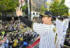 23年11月、大阪・御堂筋での優勝パレードで、手を振る阪神佐藤輝明