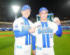 DeNA対ヤクルト　試合後、プロ初勝利を挙げDeNA三浦監督（左）と写真に納まる武田（撮影・江口和貴）