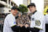 優勝パレードで笑顔を見せる阪神森下翔太（左）と才木浩人（撮影・前田充）