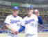 中日対阪神　初勝利の中西聖輝（右）は井上一樹監督とポーズを決める（撮影・森本幸一）