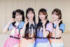 「好きish」ポーズで写真に納まるAKB48の、左から佐藤綺星、八木愛月、伊藤百花、近藤沙樹（撮影・河田真司）＃2026年7月22日、思い出ビル、AKB48佐藤綺星八木愛月藤百花近藤沙樹インタビュー