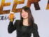 笑顔でグラスを持つ山田杏奈