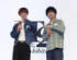 プレス取材会に登場し笑顔で「T2」ポーズする宮田俊哉（左）と藤ケ谷太輔（撮影・増田悦実）