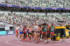 女子マラソン　国立競技場を一斉にスタートした選手たち。中央左は小林（撮影・足立雅史）