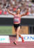 女子マラソン　7位入賞の小林（左）は米国のサリバンと健闘をたたえ合う（撮影・足立雅史）