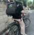 優雅なFIRE生活から一転、ママチャリで街を駆る佐々木さん。「資産を失ったのは痛い。けど生活の充実感は今のほうがあります」との言葉が救いだ