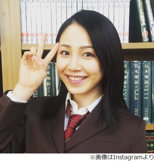 吉川友が“女子高生姿”を披露、ドラマ撮了近く制服との別れ惜しむ。