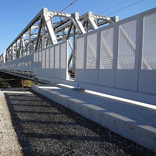 JR西日本、湖西線・北陸本線で防風柵が完成 - 湖西線ではさらに区間拡大へ